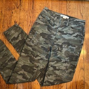 Camo skinny jeans, juniors from Mudd. Size 1 with distressed holes